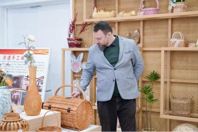 驻华使节亲临安徽，见证黄岗柳编非遗魅力与现代发展的完美融合  第5张