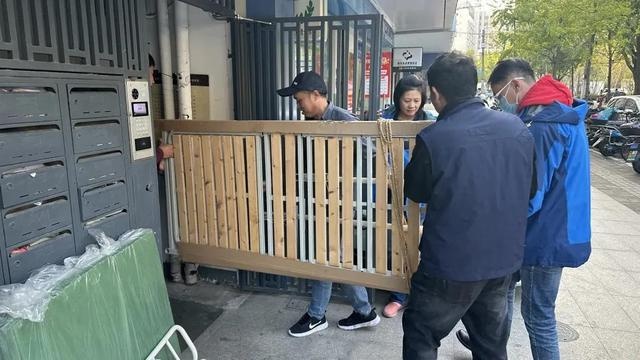 深夜惊魂！高龄老人与重残儿子的艰难生活，一张床扶手竟成生死攸关的关键  第3张