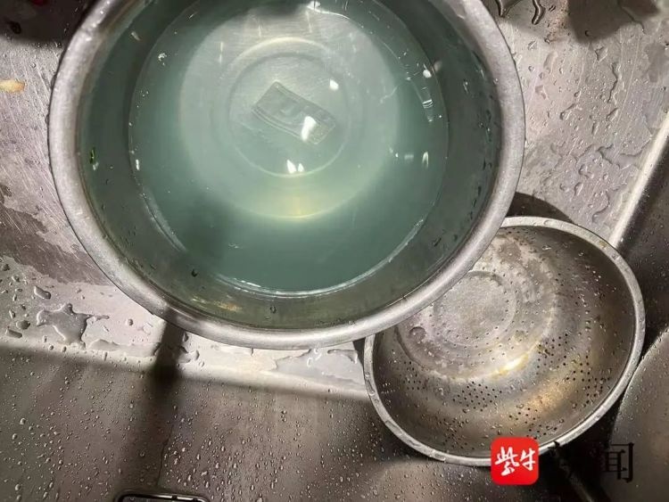 湖水蓝自来水惊现小区，居民饮水安全引爆热议  第2张