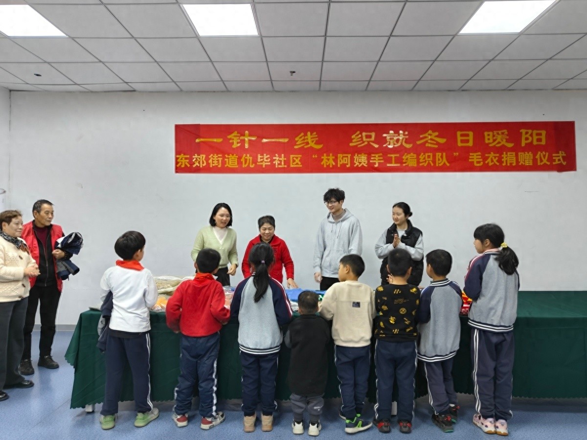 64岁志愿者亲手织38件毛衣，温暖困境儿童的冬天，她的故事让人动容