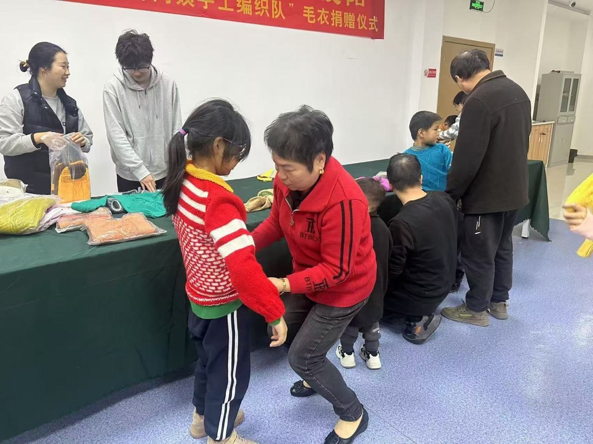 64岁志愿者亲手织38件毛衣，温暖困境儿童的冬天，她的故事让人动容  第3张