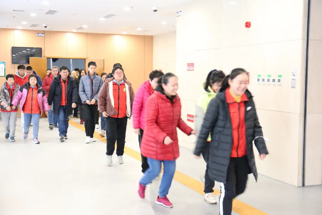 全民消防日：西城区残联携手大观园消防站，生命至上，安全逃生演练震撼上演  第2张