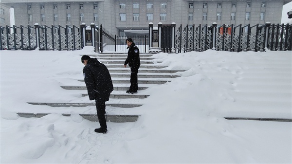 暴雪来袭，鹤岗中院干警严阵以待，确保司法安全与畅通  第4张