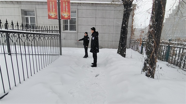 暴雪来袭，鹤岗中院干警严阵以待，确保司法安全与畅通  第5张