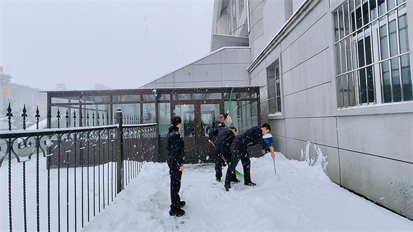 暴雪来袭，鹤岗中院干警严阵以待，确保司法安全与畅通  第6张