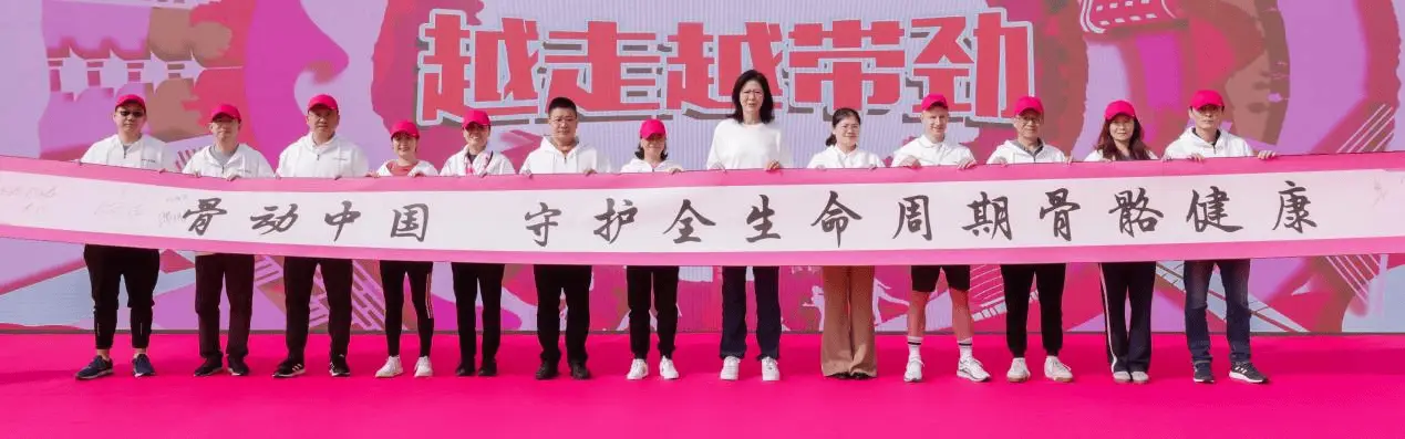 郎平再燃全场热情！从赛场到公益，铁榔头的传奇篇章如何续写？