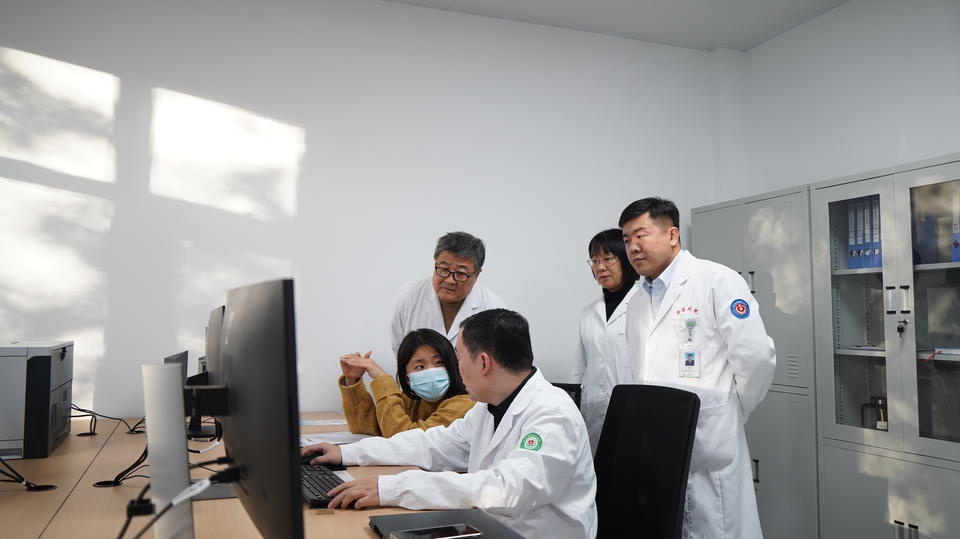 83岁食管癌老人在县中医院成功接受亚毫米级放疗，县域肿瘤诊疗实现重大突破  第1张