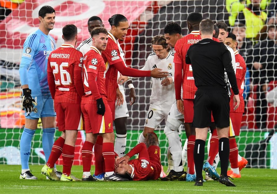 利物浦2-0皇马：萨拉赫失点，麦卡利斯特首球，欧冠赛场上的激情对决  第7张