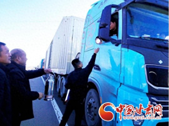 初雪中的温暖：凉州人的暖心善举，让大车司机在寒冬中感受到家的温暖  第1张