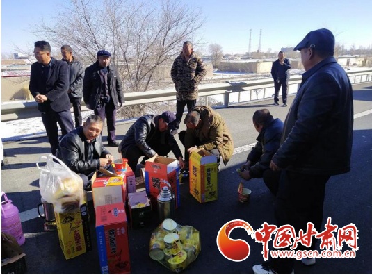 初雪中的温暖：凉州人的暖心善举，让大车司机在寒冬中感受到家的温暖  第3张