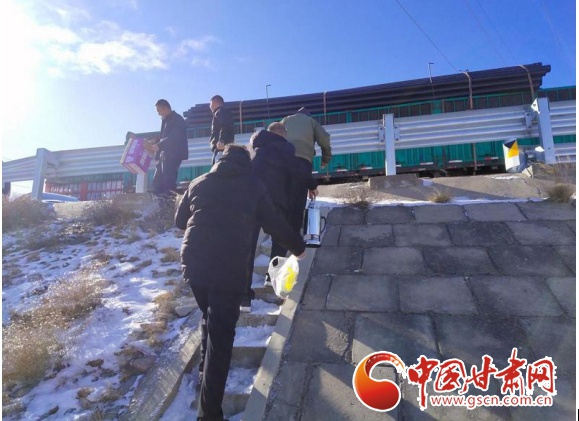 初雪中的温暖：凉州人的暖心善举，让大车司机在寒冬中感受到家的温暖  第4张