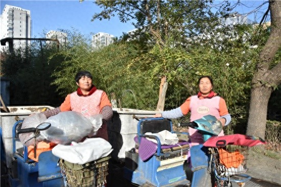 10万元现金惊现垃圾车！环卫工深夜捡包，凌晨送还，失主7点35分来电，真相令人  第1张