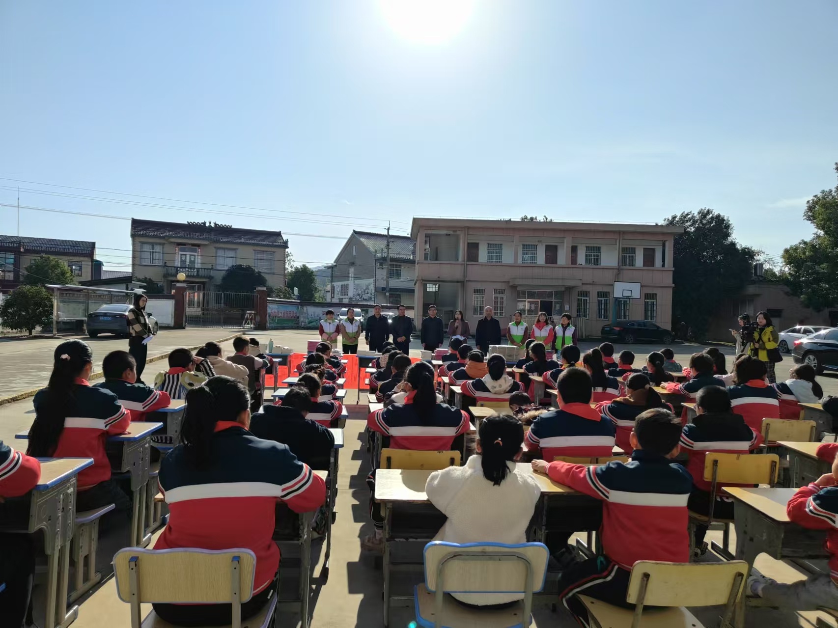 11月27日，一场爱心捐赠温暖了整个东至县，孩子们的书桌因你们而更加多彩  第2张