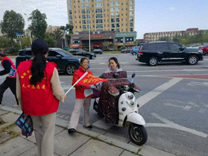 天心区志愿者街头倡导文明骑行，居民纷纷点赞：一起争做安全出行先锋