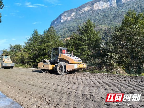 张家界慈利县S518线大中修工程：直击施工现场，揭秘安全隐患与安全措施  第3张