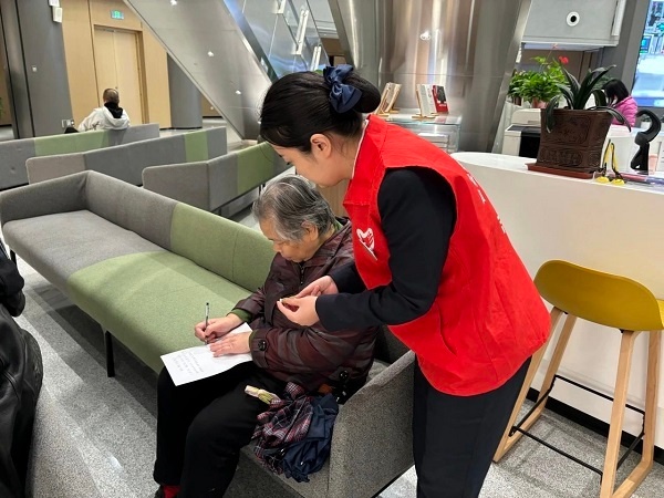 服务无止境，最暖是长安：导办志愿者暖心服务，让政务大厅充满温度  第4张