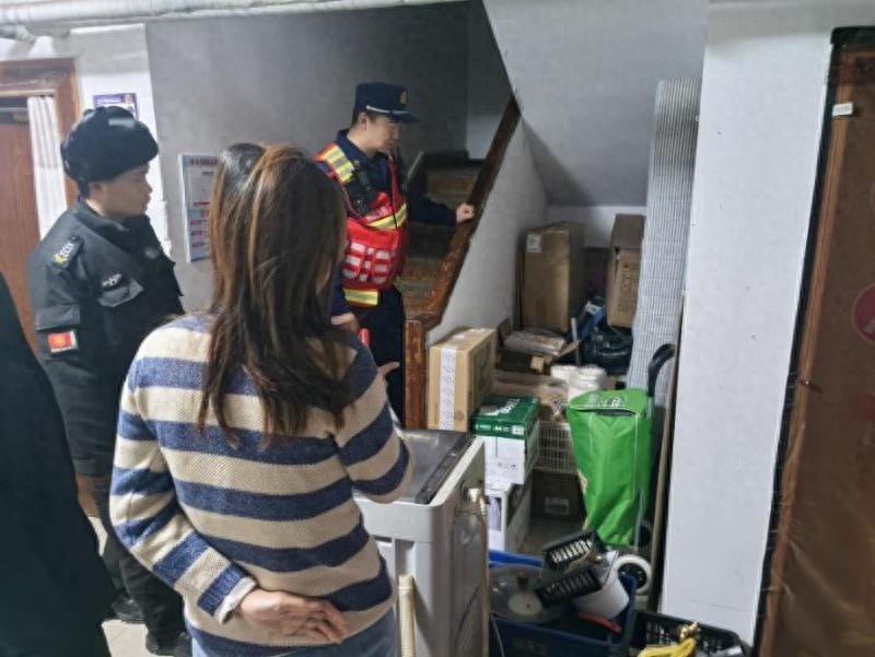 惊！北京朝阳区夜查行动揭秘：消防通道被堵，居民逃生通道竟成杂物堆放场  第1张