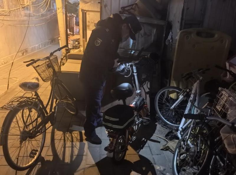 惊！北京朝阳区夜查行动揭秘：消防通道被堵，居民逃生通道竟成杂物堆放场  第2张