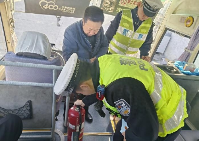 冬季交通安全大作战：汉中交警深入客运中心，筑牢安全防线，确保乘客出行无忧  第1张