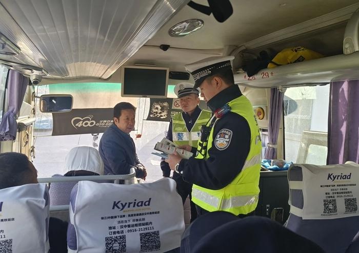 冬季交通安全大作战：汉中交警深入客运中心，筑牢安全防线，确保乘客出行无忧  第2张