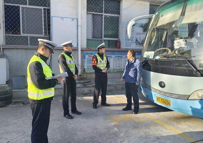 冬季交通安全大作战：汉中交警深入客运中心，筑牢安全防线，确保乘客出行无忧  第3张