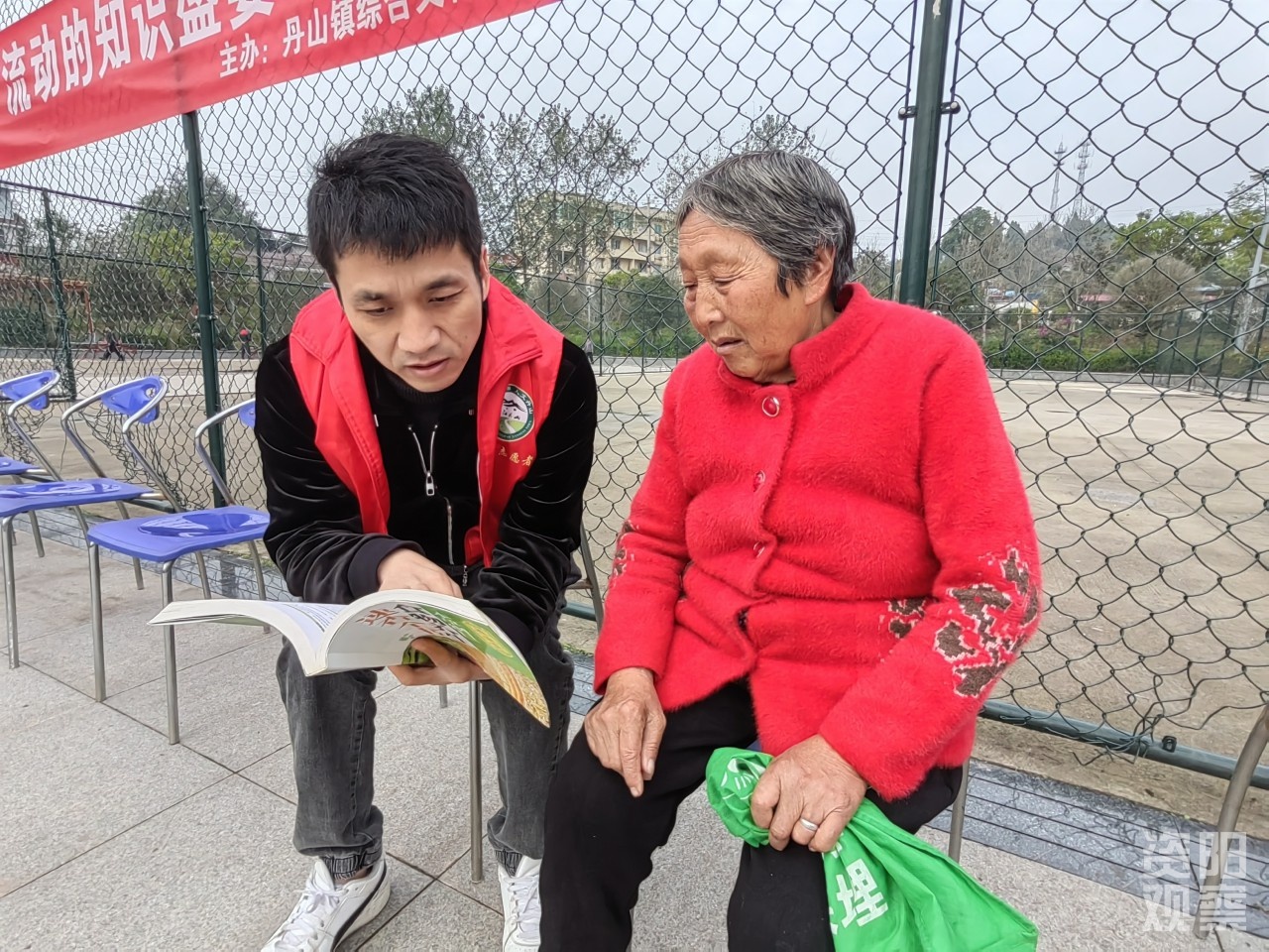 11月27日，雁江区丹山镇文化广场惊现流动书摊，300多册书籍等你来翻阅  第5张
