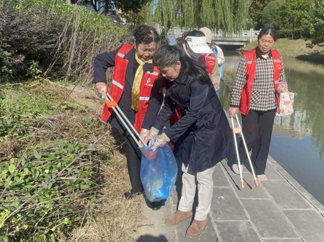 2024年南京市建邺区‘河’我一起，共护嘉‘源’巡河志愿活动：红色马甲下的环保力量  第1张