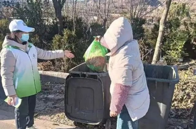 为垃圾找到家，万德街道志愿者桶边督导，垃圾分类从此不再难  第2张