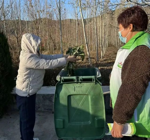 为垃圾找到家，万德街道志愿者桶边督导，垃圾分类从此不再难  第3张