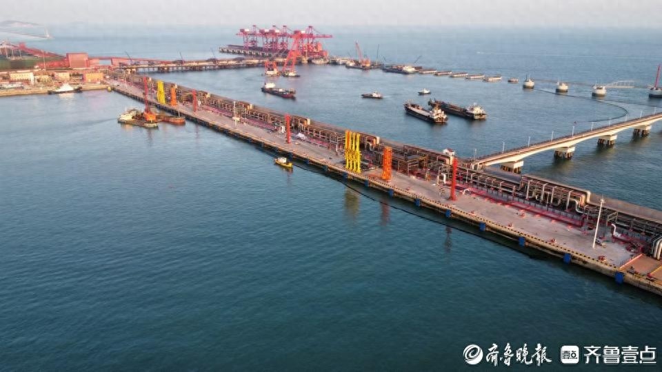 青岛港董家口港区12万吨级油品码头工程提前竣工，助力区域能源运输大升级  第1张