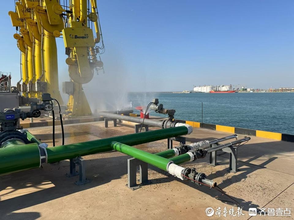 青岛港董家口港区12万吨级油品码头工程提前竣工，助力区域能源运输大升级  第2张