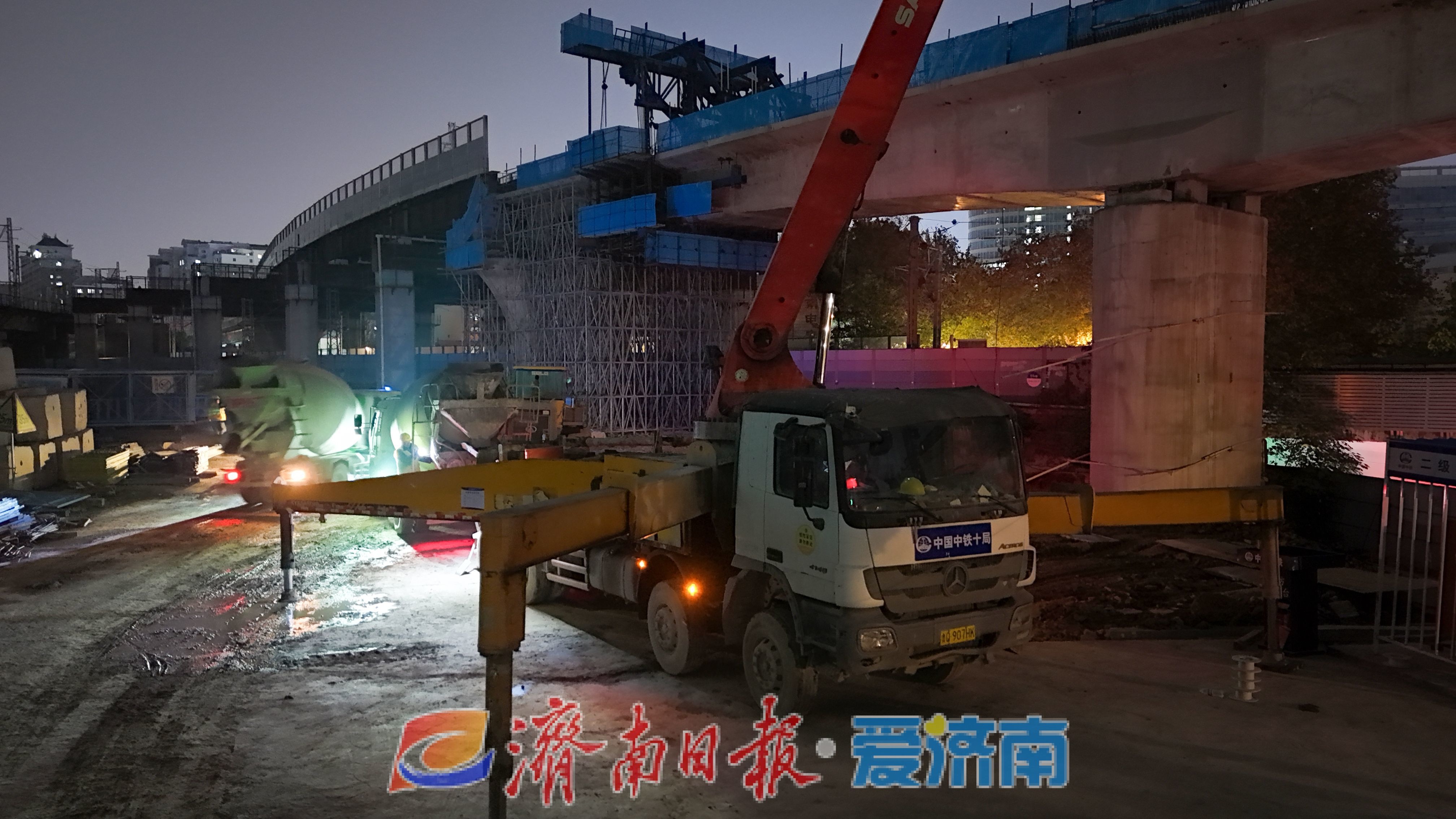 济南站至大明湖站新增胶济三线特大桥顺利跨越义合北街，20小时连续施工背后的惊人故事  第3张