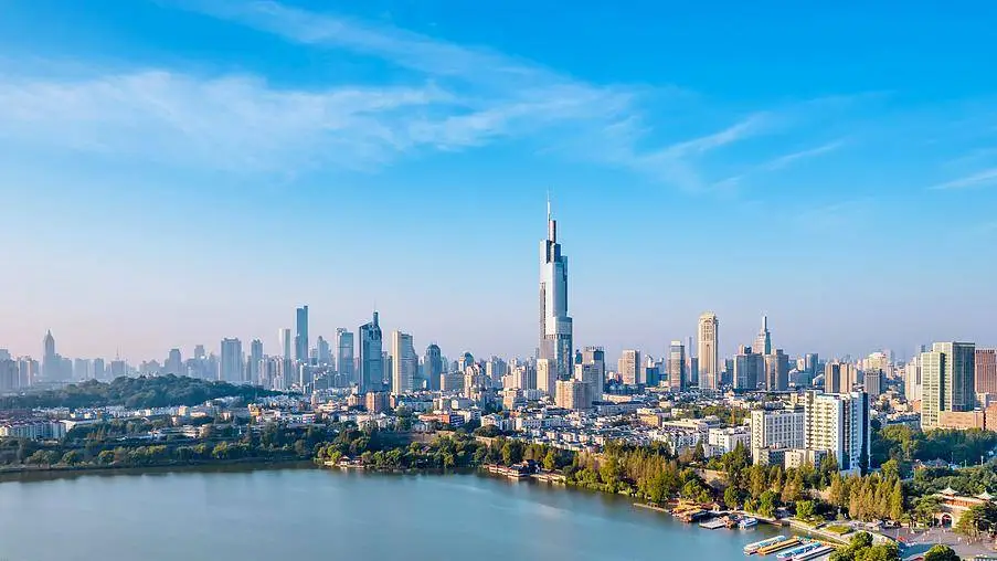 南京土拍市场火爆！5宗宅地总成交价超51亿，建邺区地块楼面价破3万  第1张