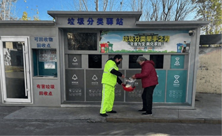 山东高青县小区垃圾分类大作战：督导员现场指导，居民环保意识大提升