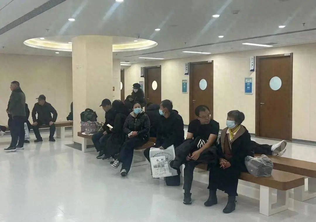 冬季寒潮来袭，心脑血管疾病患者激增！专家紧急提醒：老人务必减少外出，保暖防病