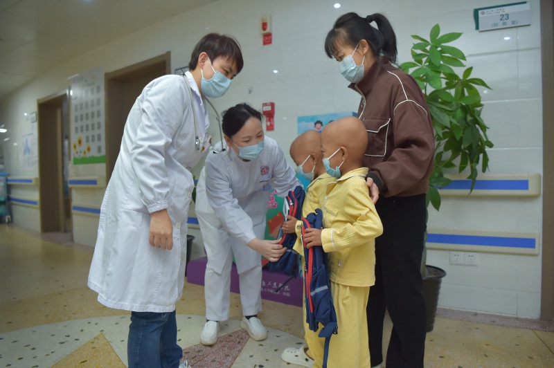 云南三胞胎兄弟战胜病魔，湖南省人民医院爱心书包温暖回家路  第2张