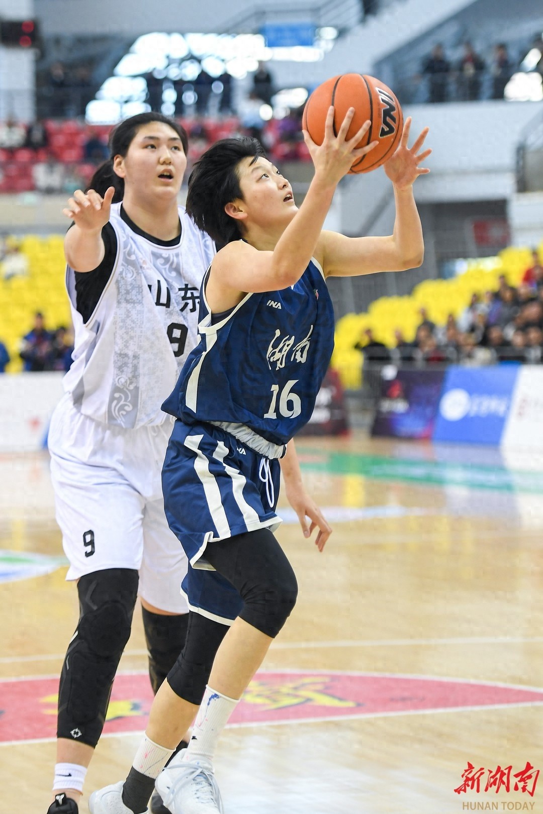 湖南女篮银牌背后的无奈：面对2米23巨无霸，她们如何逆境求生？