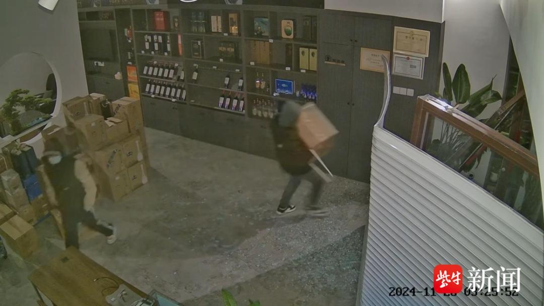 惊爆! 轿车撞开店门, 小偷几分钟搬走30万名酒! 淮安高档酒行惨遭盗窃  第2张