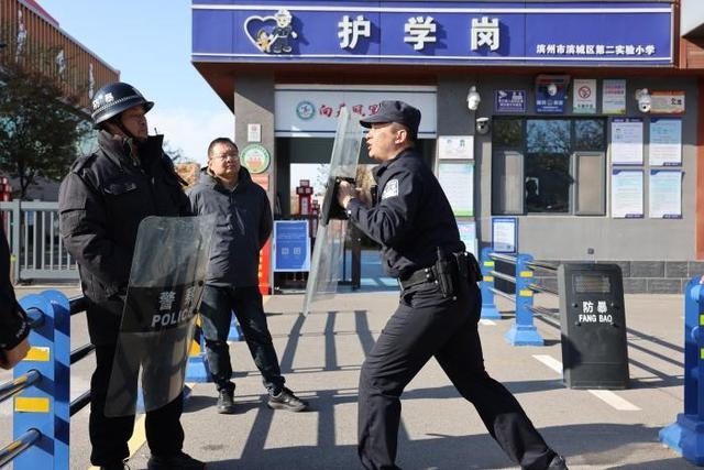校园安全不容忽视！滨城区第二实验小学成功演练反恐防暴，守护师生安宁  第3张
