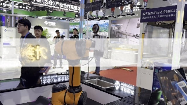 AI调酒机器人惊艳链博会，个性化饮品定制引爆排队热潮