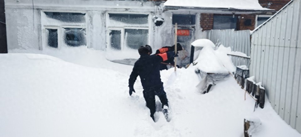 暴雪封门，民警翻墙救急！黑龙江村民家被大雪困住，民警艰难开路救援  第1张