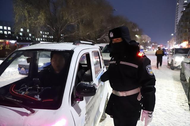 哈尔滨强降雪来袭，公安干警迎战风雪保畅通，一线坚守护安全  第2张
