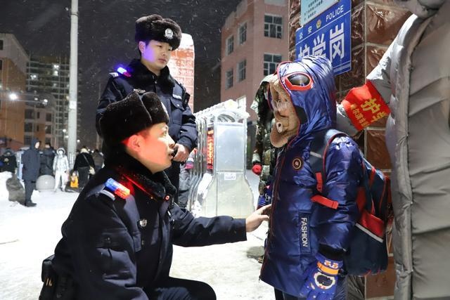 哈尔滨强降雪来袭，公安干警迎战风雪保畅通，一线坚守护安全  第3张