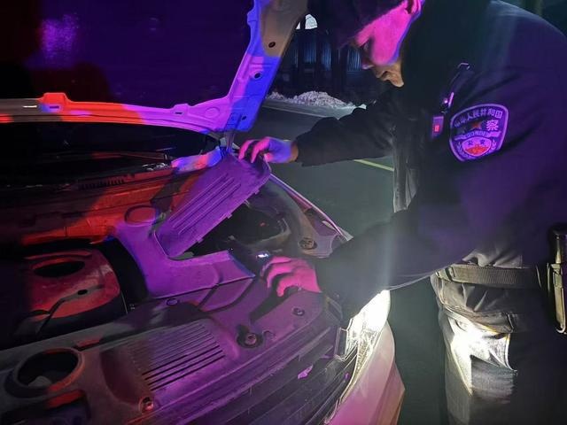 哈尔滨强降雪来袭，公安干警迎战风雪保畅通，一线坚守护安全  第4张