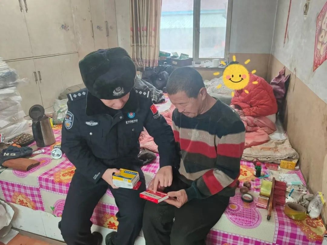 暖心！民警上门办证，意外发现老人感冒，还贴心送上药品  第1张