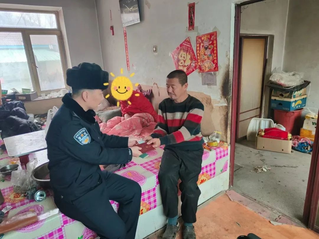 暖心！民警上门办证，意外发现老人感冒，还贴心送上药品  第2张