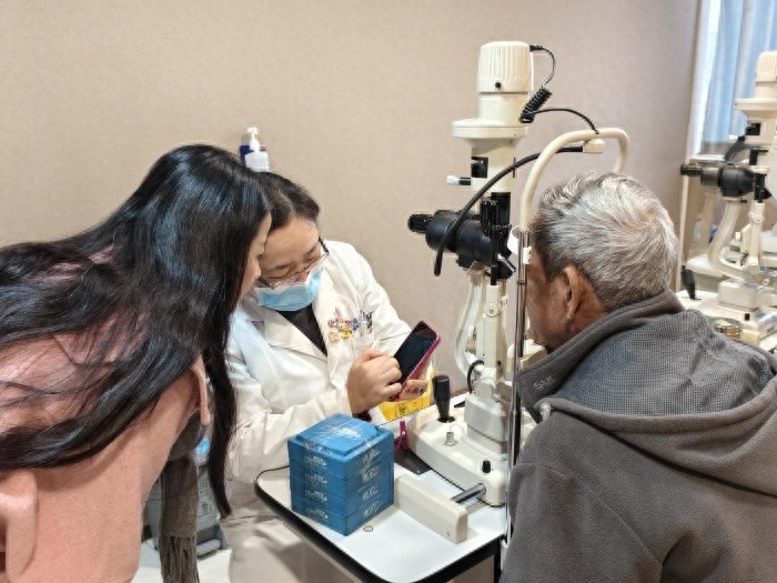 白内障术后人工晶体掉了怎么办？昆明艾维眼科医院专家范黎妮成功复位，视力从0.02恢复至0.5