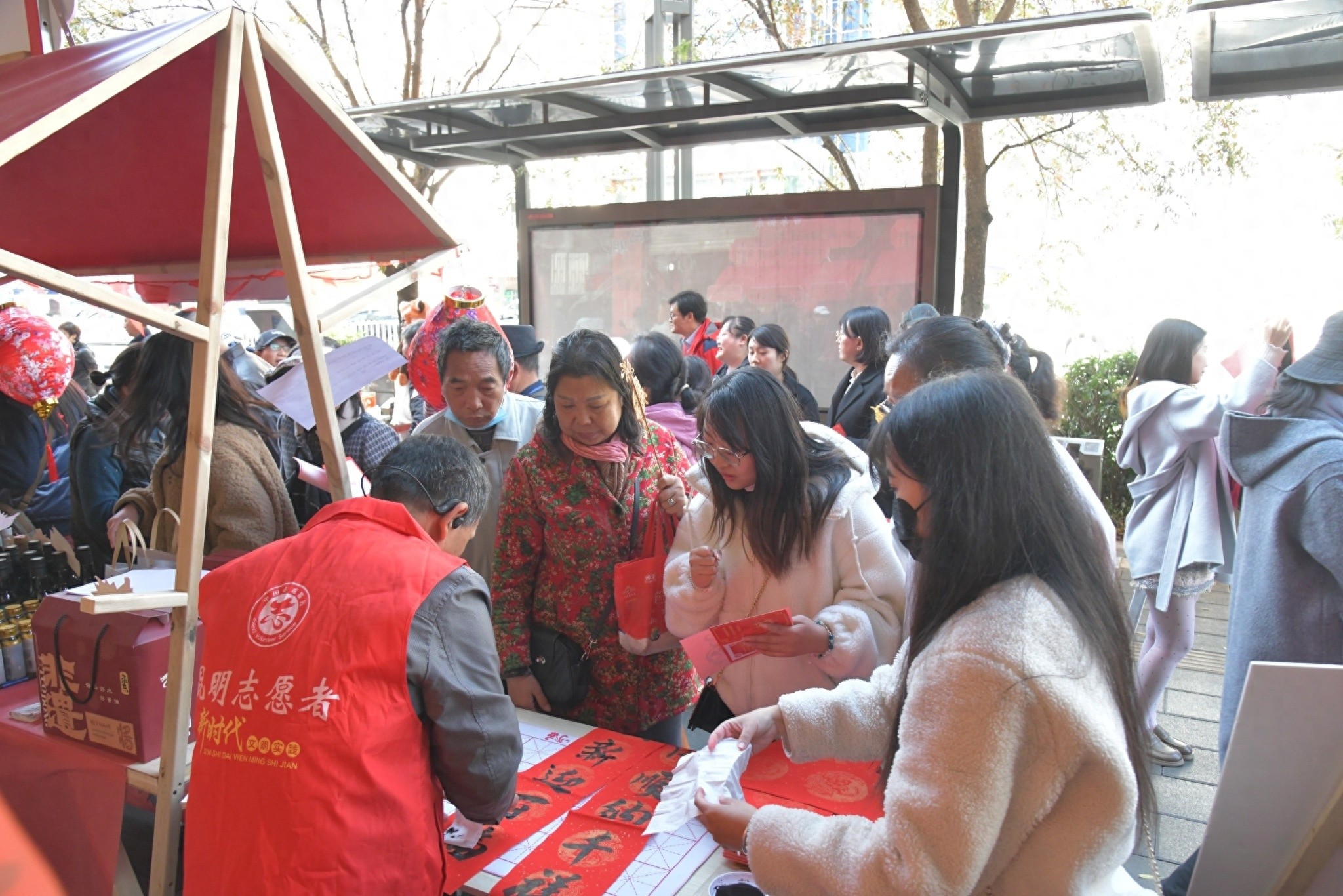 昆明书法家现场挥毫送福，春联红纸勾勒浓浓年味，你收到了吗？  第1张