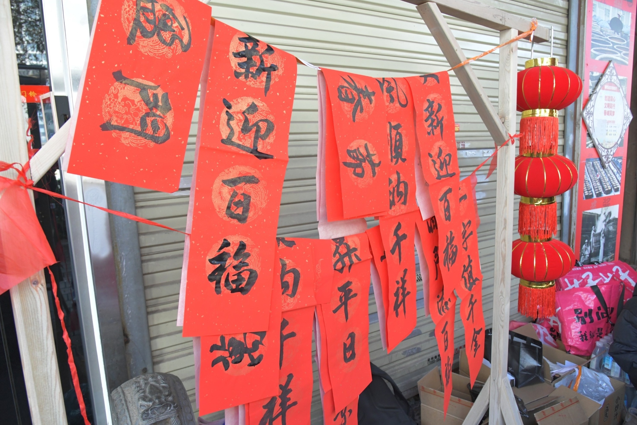昆明书法家现场挥毫送福，春联红纸勾勒浓浓年味，你收到了吗？  第4张
