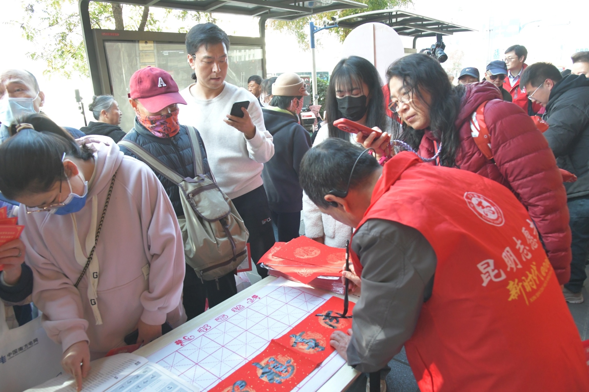 昆明书法家现场挥毫送福，春联红纸勾勒浓浓年味，你收到了吗？  第5张
